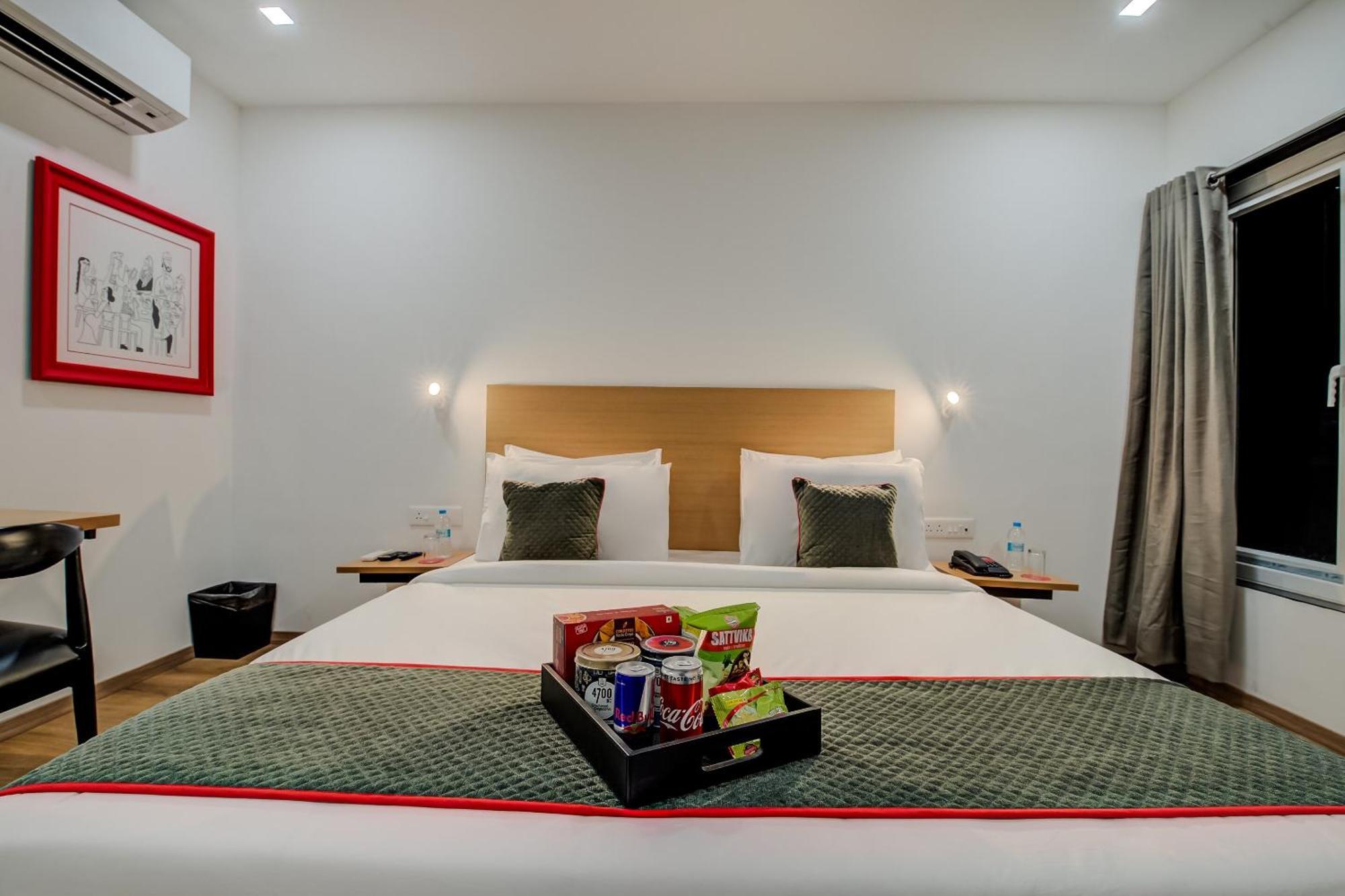Super Townhouse Mg Road Пюн Екстериор снимка
