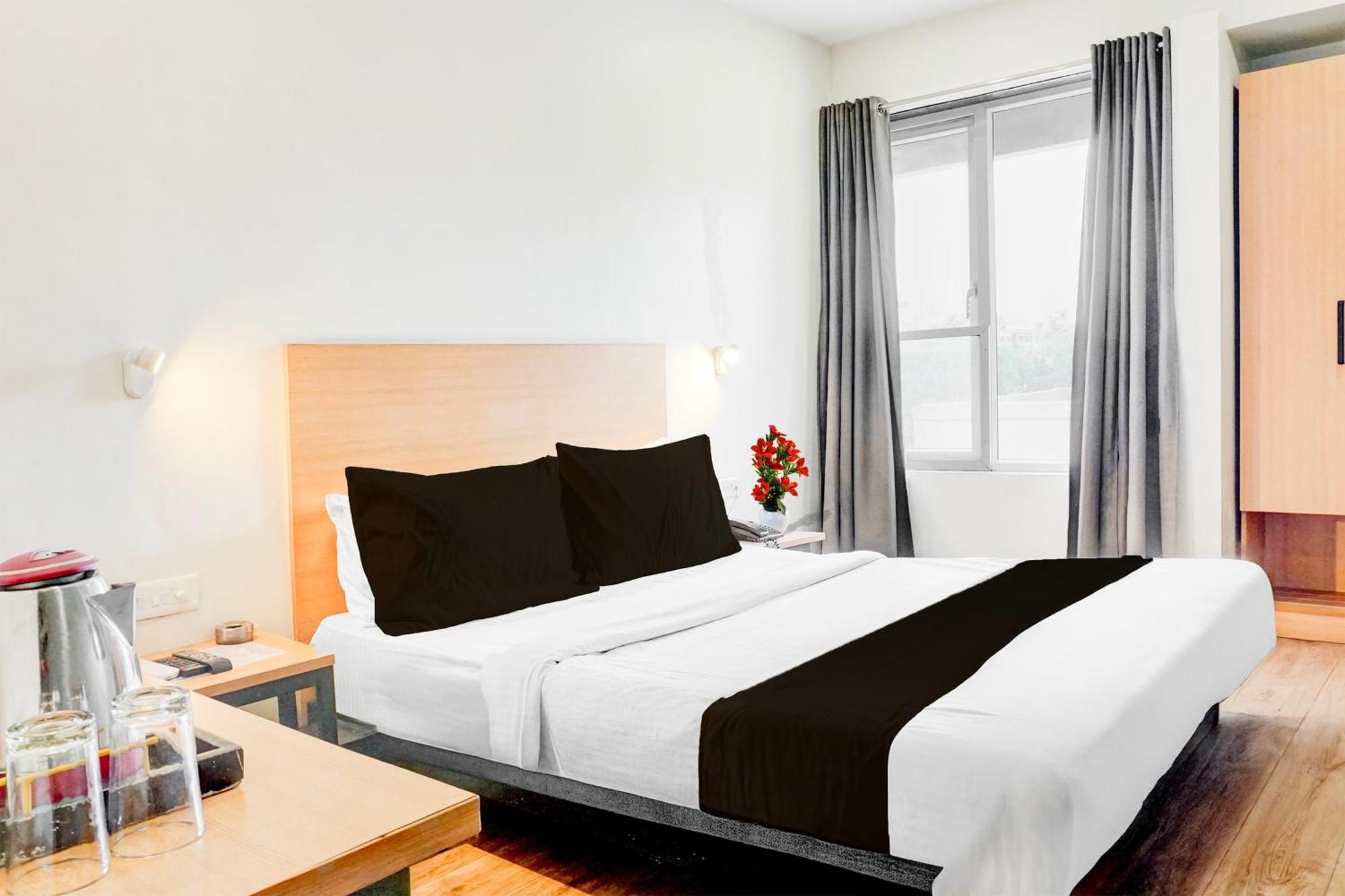 Super Townhouse Mg Road Пюн Екстериор снимка