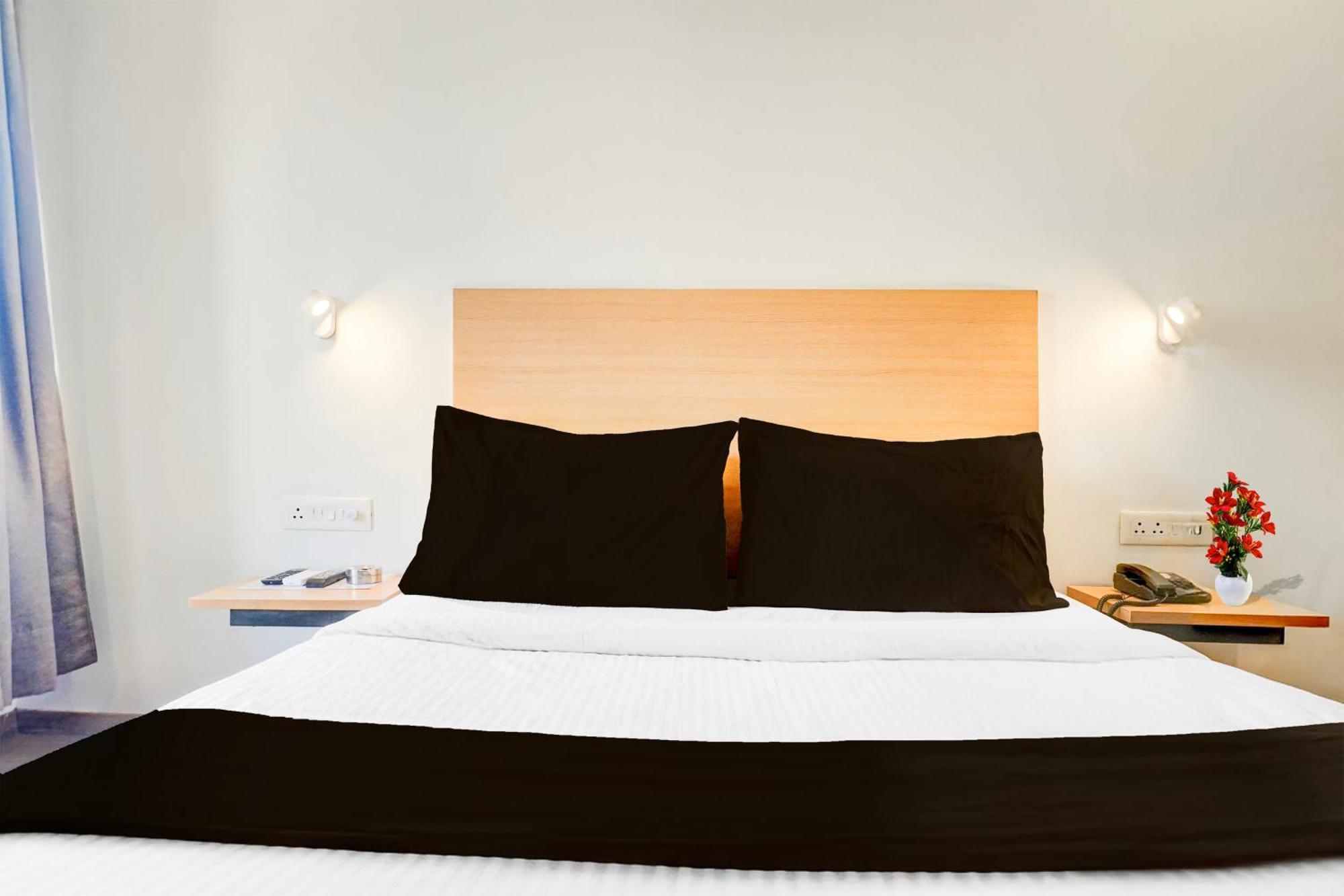 Super Townhouse Mg Road Пюн Екстериор снимка
